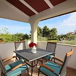 Charmantes Apartment Mit Privatem Balkon, Privatparkplatz, Wifi Und Nur 700 Meter Zum Strand