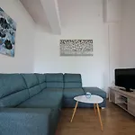 Charmantes Apartment Mit Privatem Balkon, Privatparkplatz, Wifi Und Nur 700 Meter Zum Strand